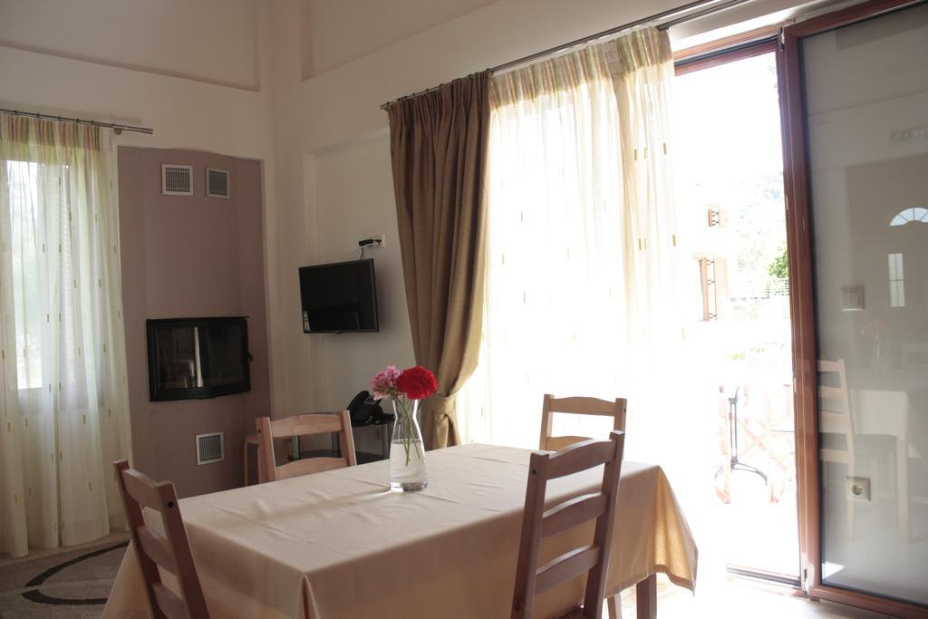 Ferienwohnung Evinos Garden Tríkorfon Exterior foto
